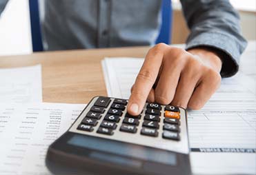Homem realizando um orçamento - Guaru-Lok